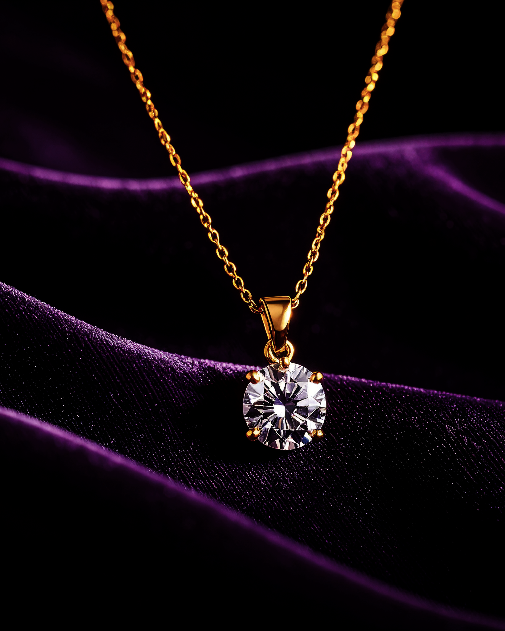 Gold necklace with a single diamond pendant