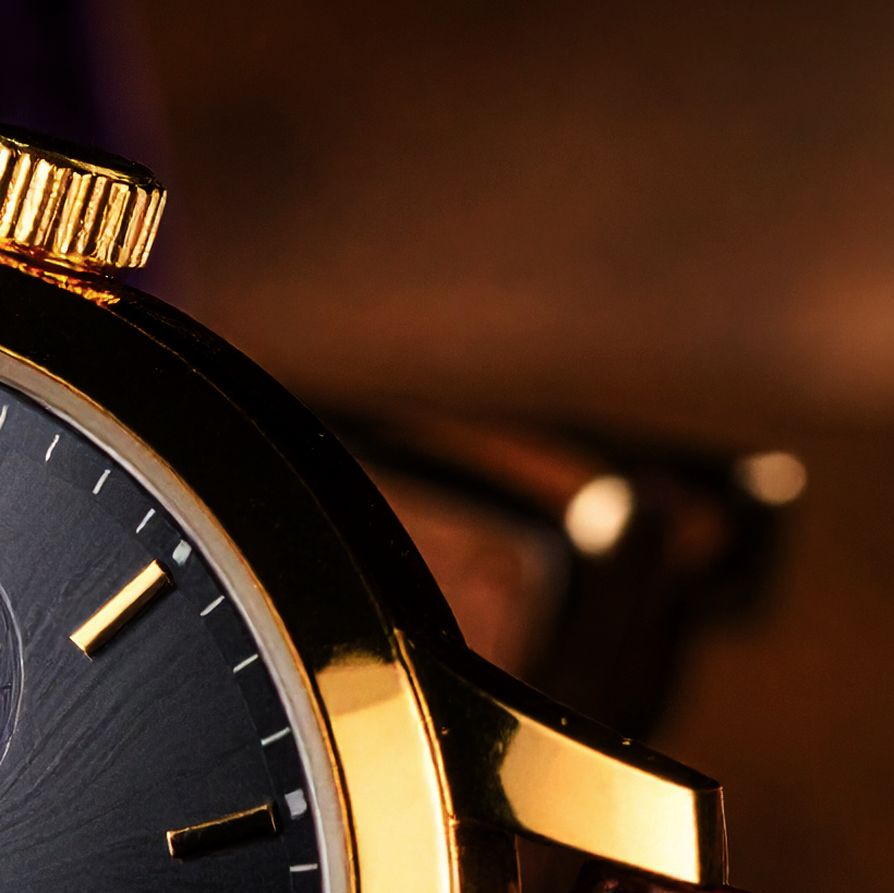 Brushed gold watch case and crown